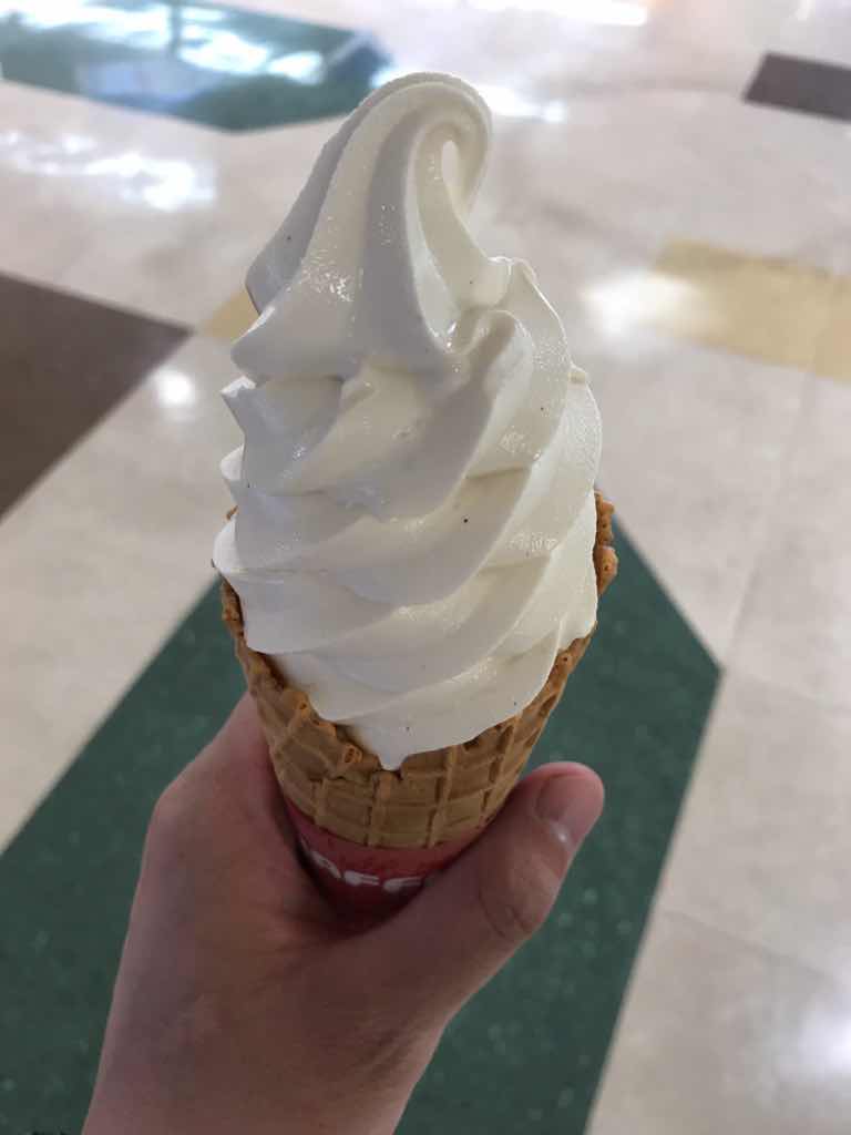 砂川ハイウェイオアシス館の北菓楼のソフトクリーム（バニラ）